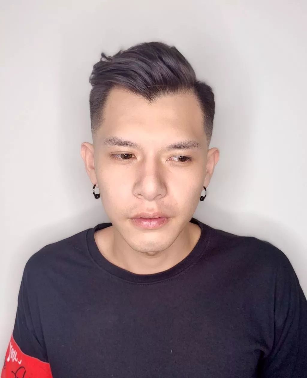最新男士短发流行趋势，小巷深处的时尚灵感揭秘